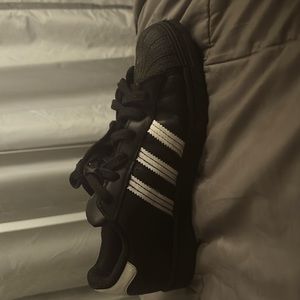 Used adidas’s superstars youth size 5/5